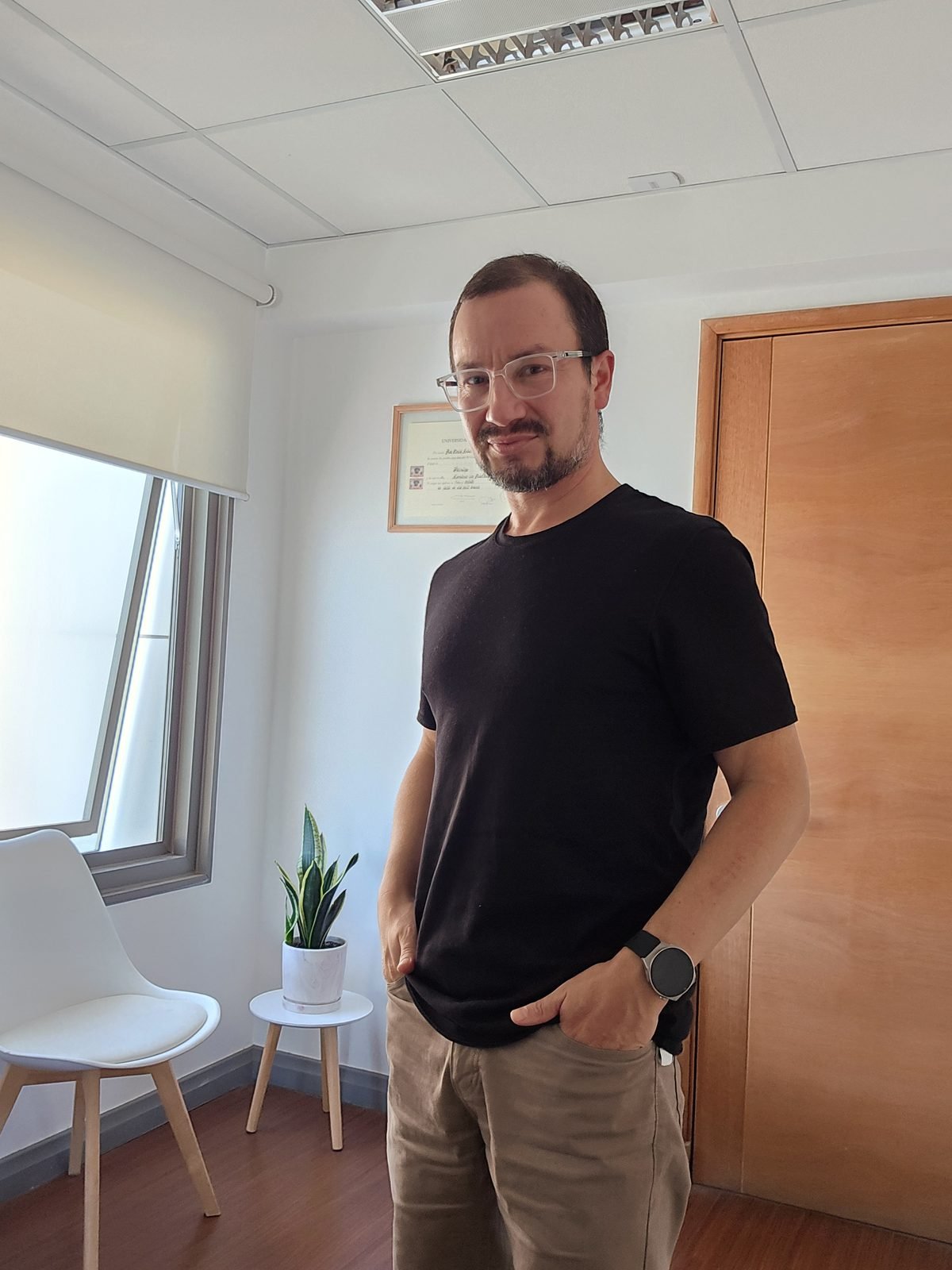Erich Schilling de pie en su consulta del Edificio Plaza Talca
