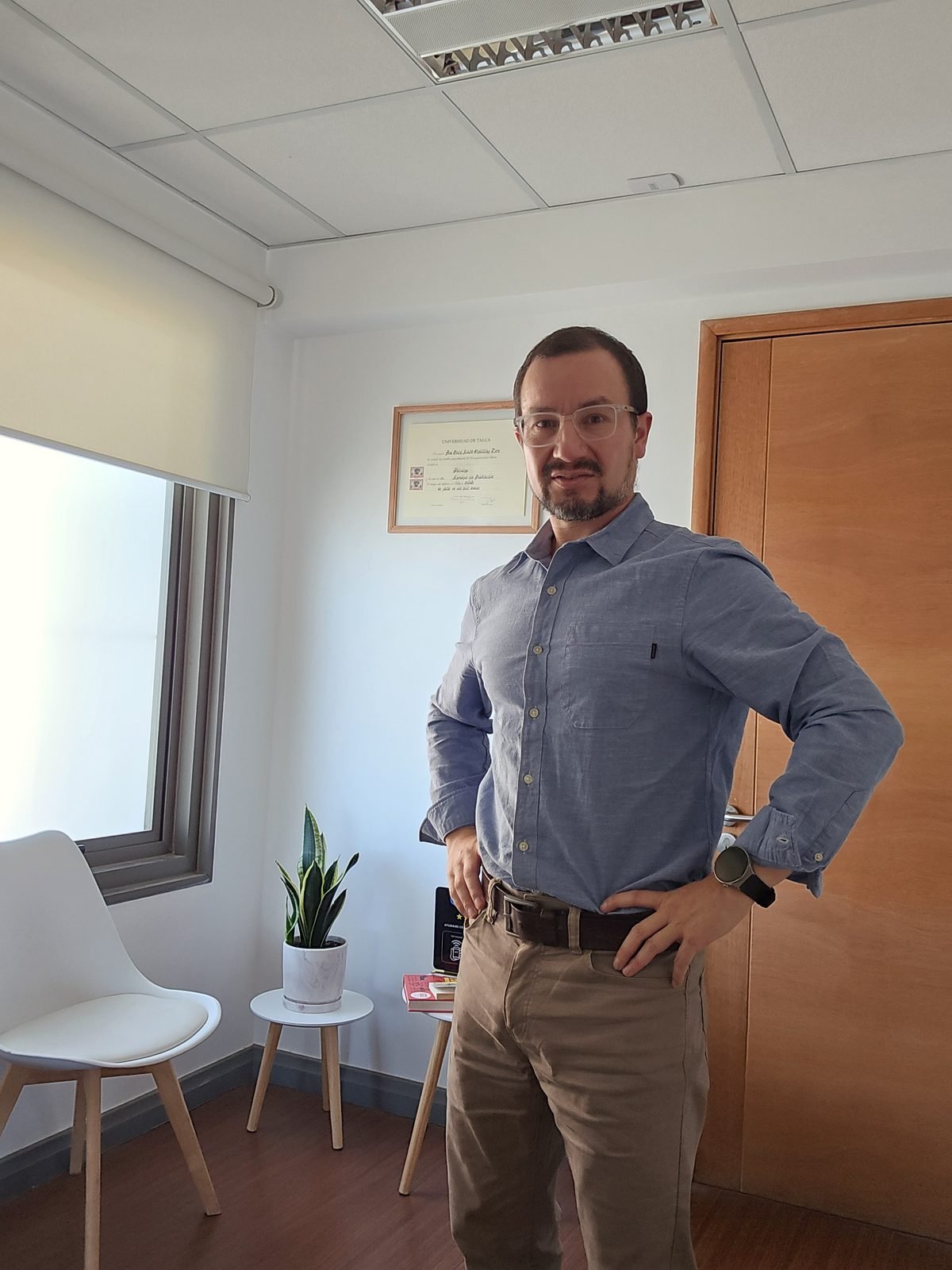 Erich Schilling en su consulta de la oficina 808 del Edificio Plaza Talca