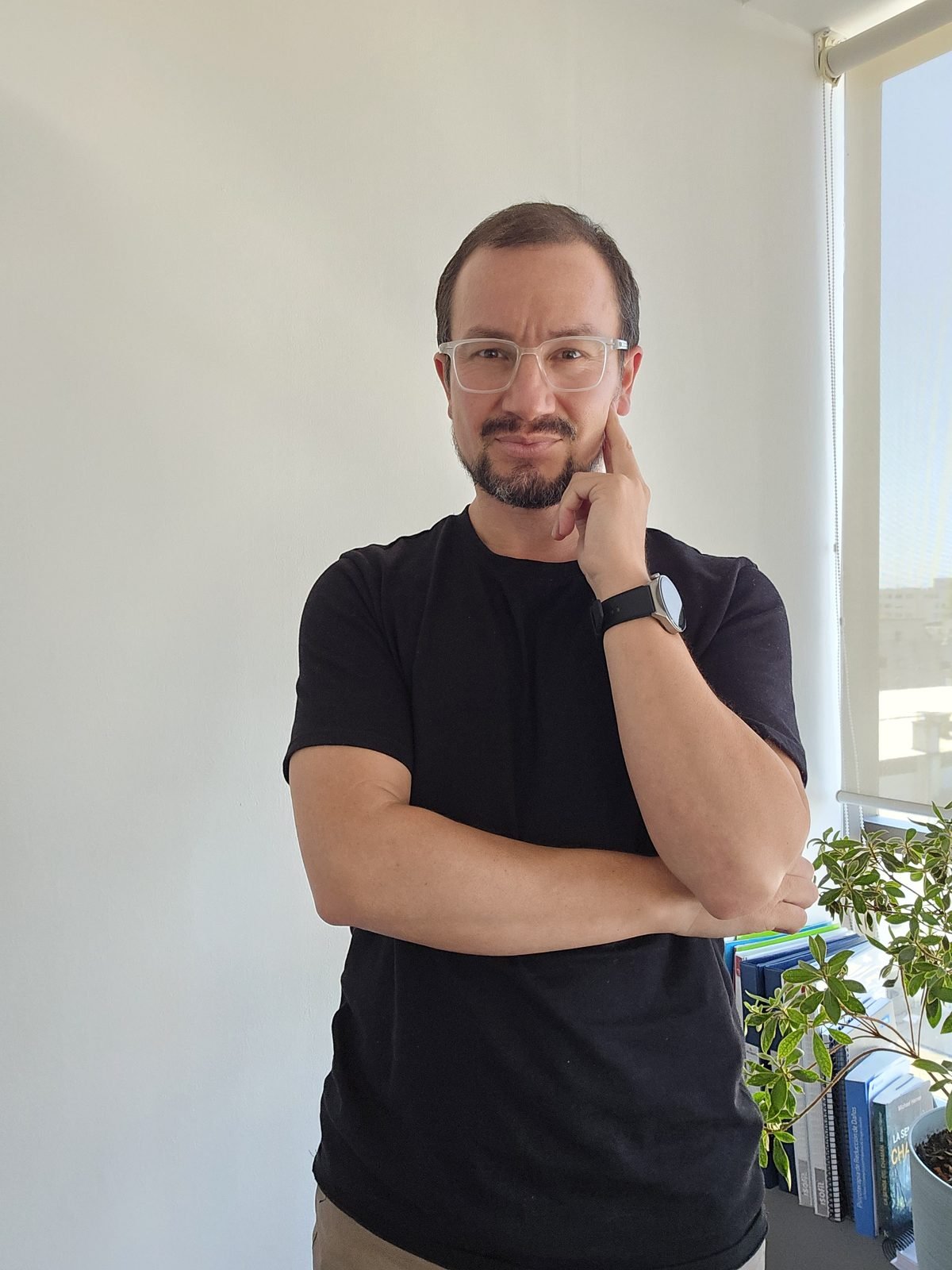 Erich Schilling en su consulta, con plantas y libros de fondo