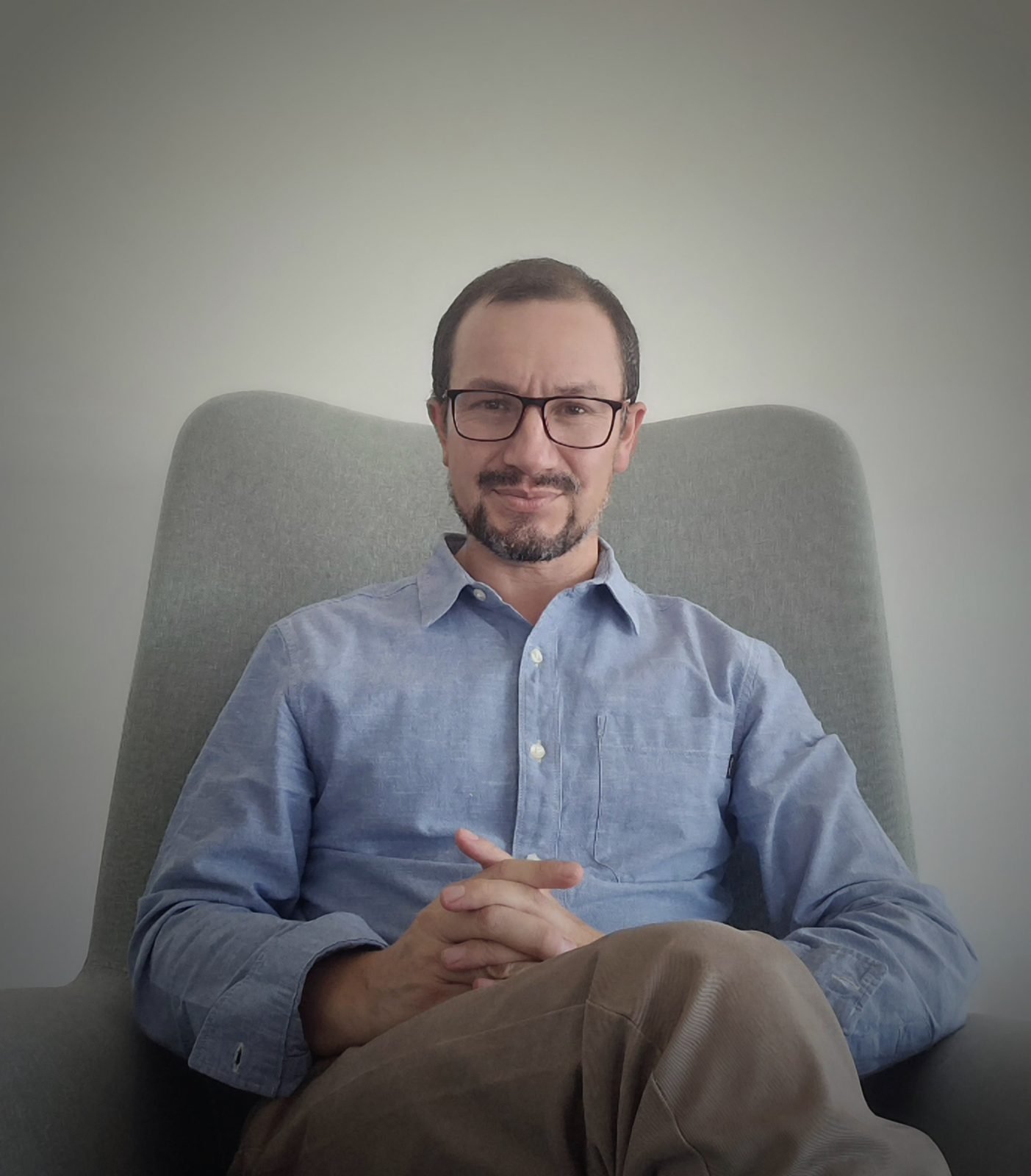 Erich Schilling, psicólogo clínico, sentado en su consulta en Talca
