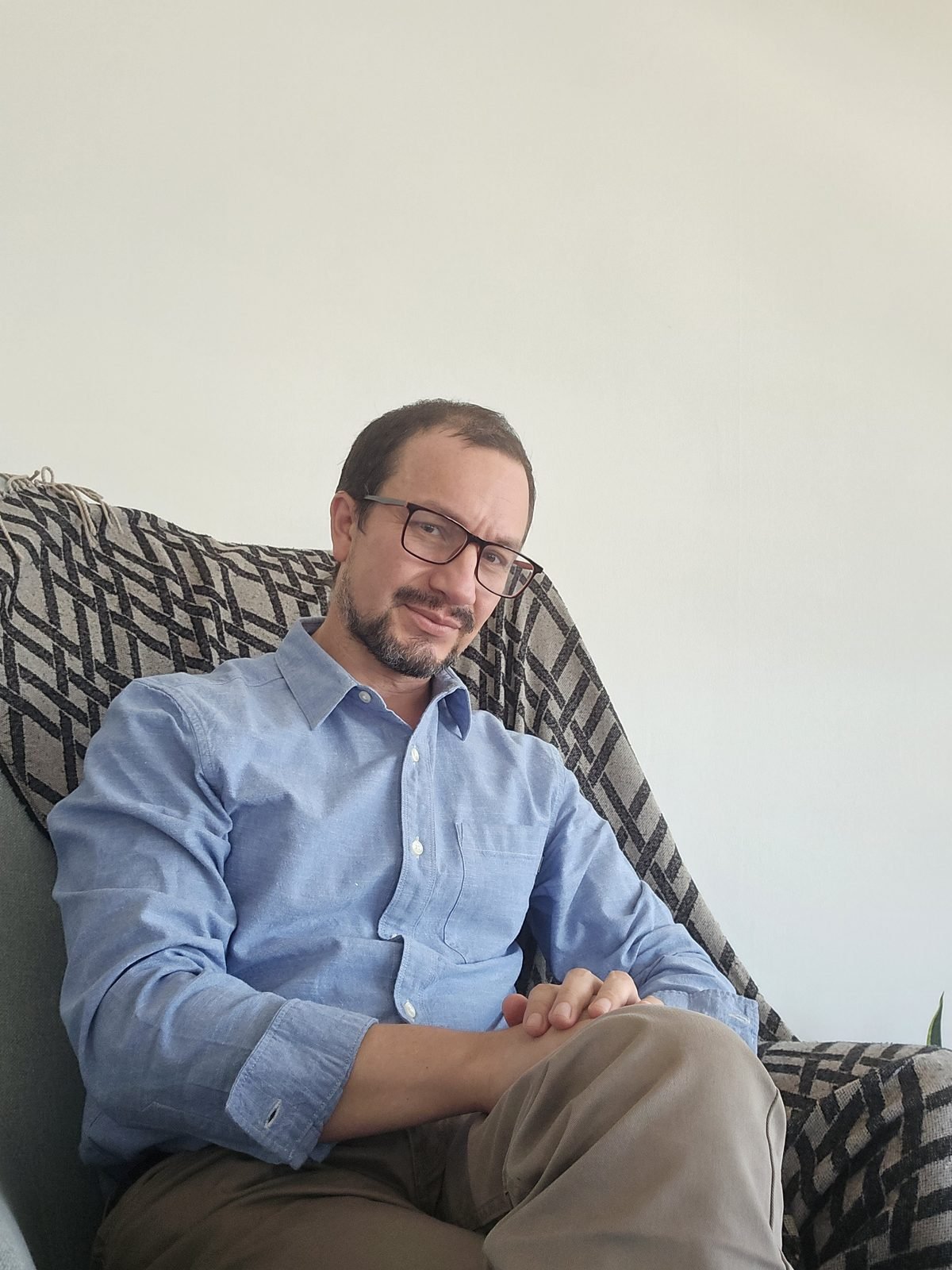 Erich Schilling escuchando, sentado en el sillón de su consulta
