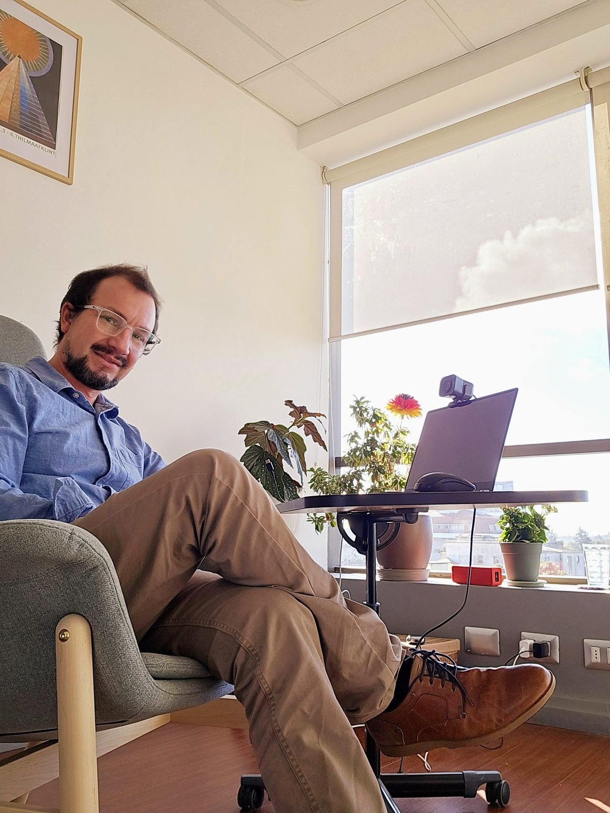 Erich Schilling en su consulta junto al computador desde donde atiende por videollamada